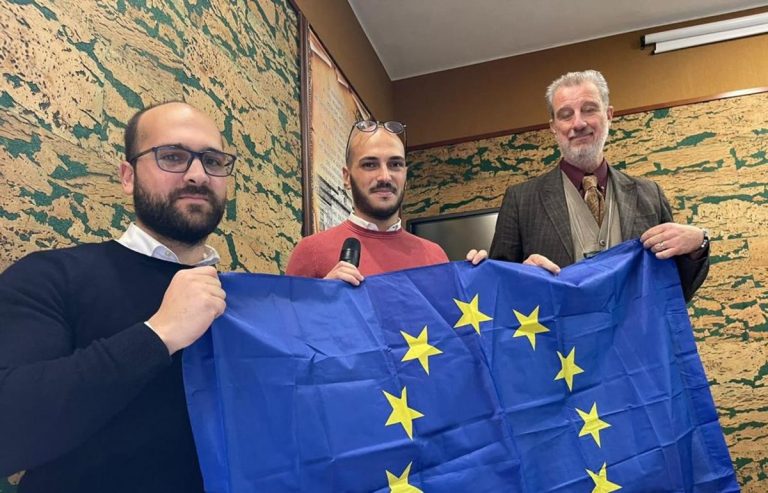 Vibo, bandiera europea in dono ai dirigenti scolastici calabresi