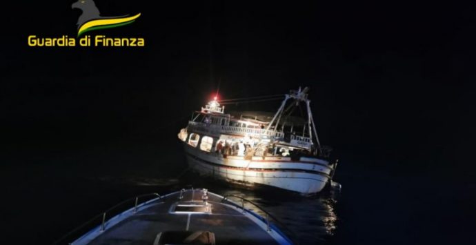 Ancora sbarchi in Calabria, 456 migranti soccorsi e scortati nel porto di Crotone