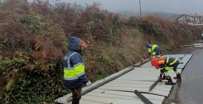 Maltempo nel Vibonese: a Mongiana tetto vola in strada, alberi e lampioni divelti