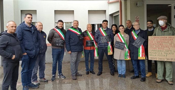 Manifestazione dei sindaci delle Serre a difesa dell’ospedale, ma il sindaco Barillari non c’è – Video