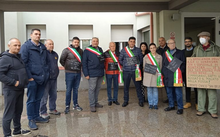 Manifestazione dei sindaci delle Serre a difesa dell’ospedale, ma il sindaco Barillari non c’è – Video