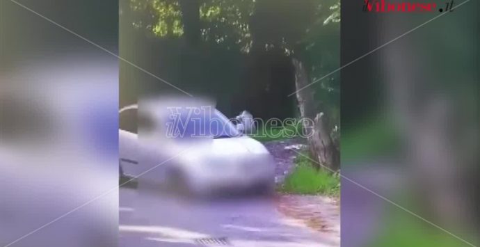 Vibo: automobilista beccato dalle foto trappole installate dal Comune mentre lancia un sacchetto – Video