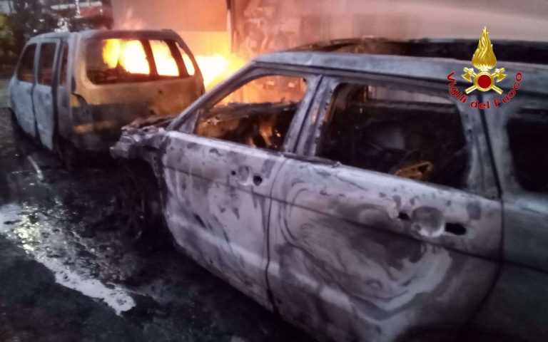 Tropea, incendiate autovetture e danneggiata una palazzina