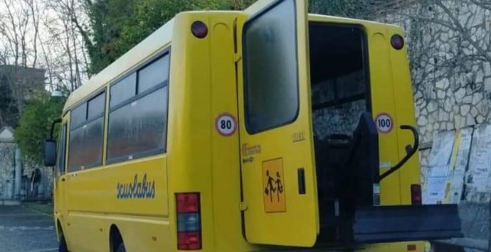 Cessaniti: vandali danneggiano lo scuolabus, rotta pure la pedana per disabili