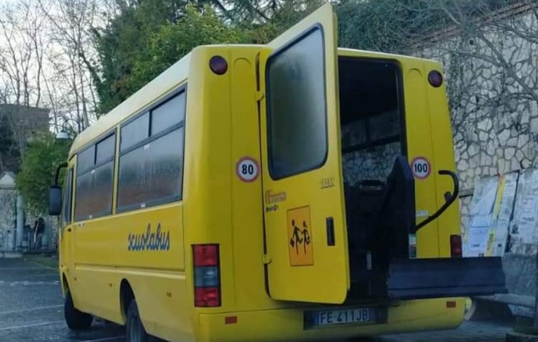 Cessaniti: vandali danneggiano lo scuolabus, rotta pure la pedana per disabili