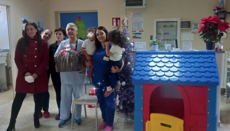 Azienda vibonese dona un panettone di cinque chili per i bimbi della Pediatria dello Jazzolino