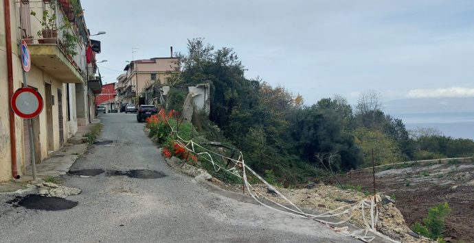 Piazza di Triparni, Iannello (Pd) a sindaco e assessore: «È una pericolosa voragine»