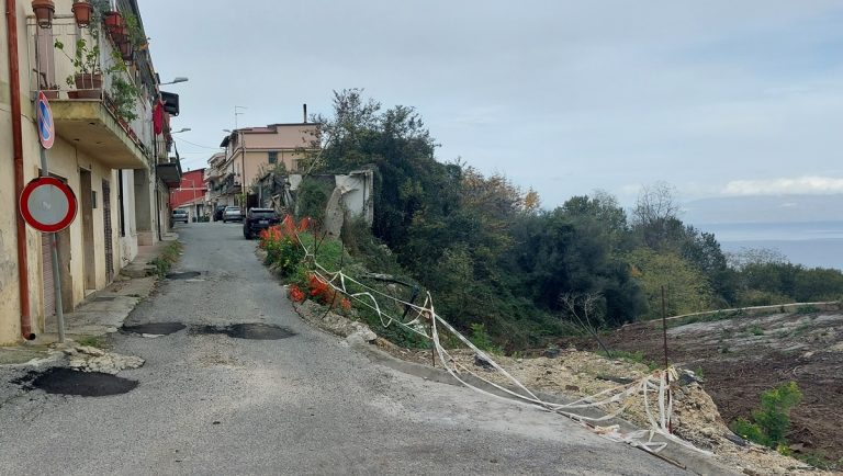 Piazza di Triparni, Iannello (Pd) a sindaco e assessore: «È una pericolosa voragine»