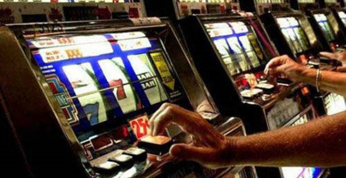 Gioco d’azzardo in Calabria, Libera Vibo: «La Regione dia un segnale di contrasto»