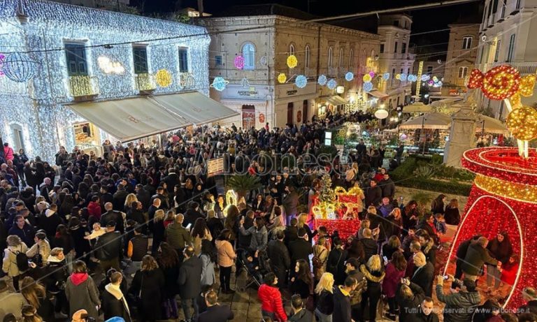 A migliaia invadono il villaggio di Babbo Natale a Tropea