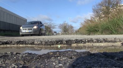 Strade colabrodo a Vibo Valentia, cittadini esasperati: «Città groviera» – Video