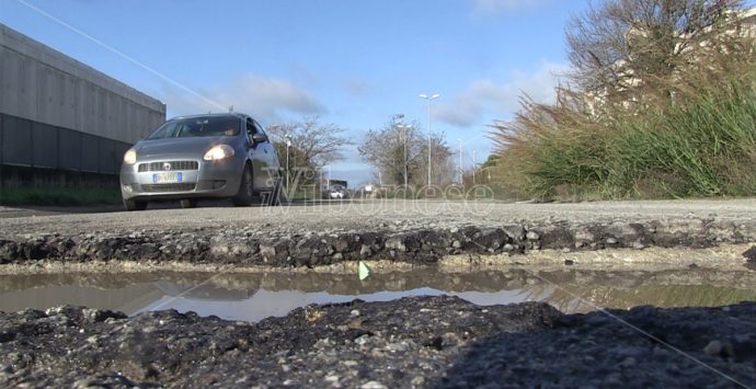 Strade colabrodo a Vibo Valentia, cittadini esasperati: «Città groviera» – Video