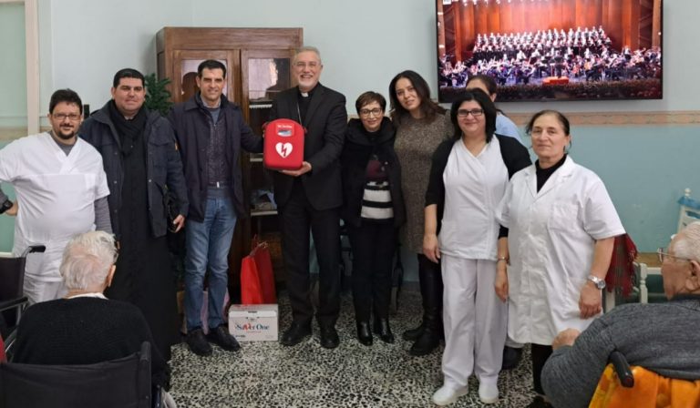Mileto, donato un defibrillatore agli anziani di Casa Serena