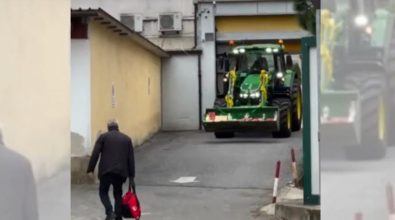Vibo, i doni per i bimbi in ospedale arrivano con il trattore -Video