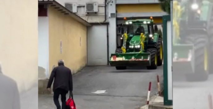 Vibo, i doni per i bimbi in ospedale arrivano con il trattore -Video