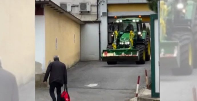 Vibo, i doni per i bimbi in ospedale arrivano con il trattore -Video