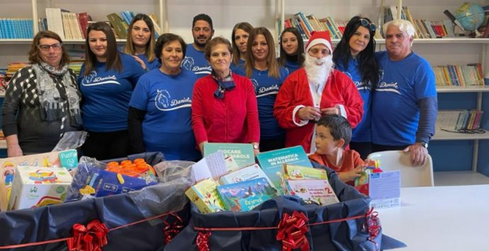 Zungri, grazie ai fondi del raduno di cavalli donato alla scuola materiale didattico