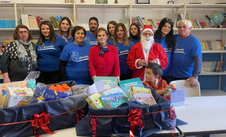 Zungri, grazie ai fondi del raduno di cavalli donato alla scuola materiale didattico