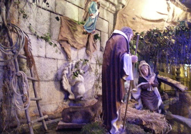 Petardo danneggia a Pizzo la statua del bambinello in piazza