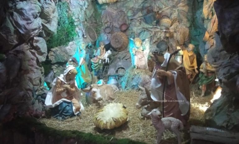 Mileto, nella basilica cattedrale realizzato un imponente presepe lungo venti metri – Video