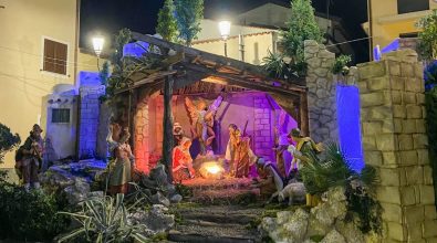 Natale delle tradizioni a Potenzoni, inaugurato il maxi presepe in piazza