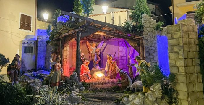 Natale delle tradizioni a Potenzoni, inaugurato il maxi presepe in piazza