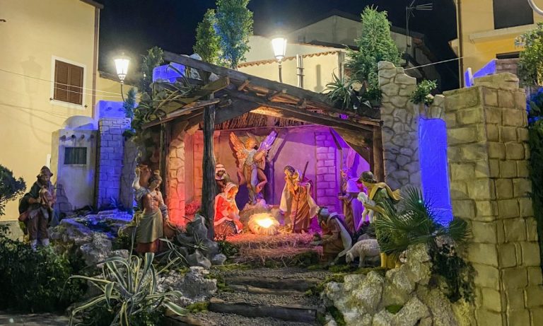 Natale delle tradizioni a Potenzoni, inaugurato il maxi presepe in piazza