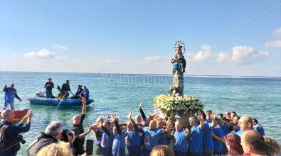 In migliaia a Nicotera Marina per la tradizionale processione in mare dell’Immacolata – Video