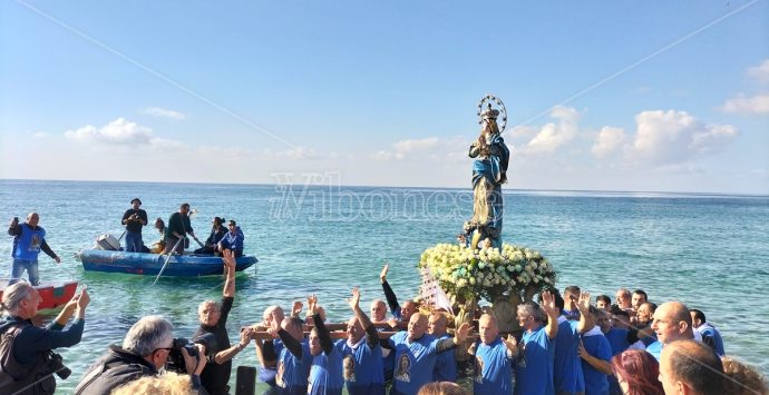 In migliaia a Nicotera Marina per la tradizionale processione in mare dell’Immacolata – Video