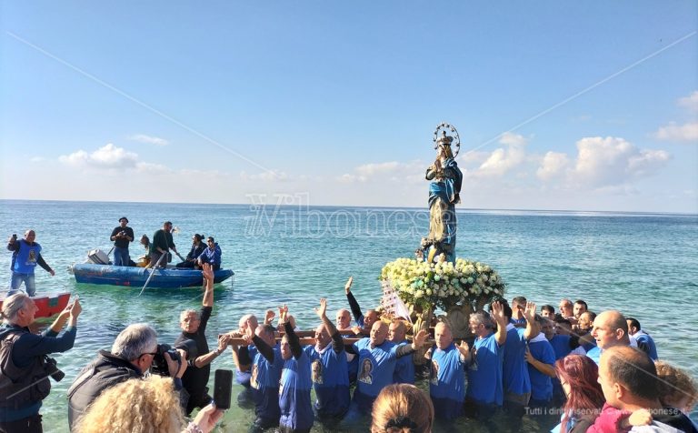 In migliaia a Nicotera Marina per la tradizionale processione in mare dell’Immacolata – Video