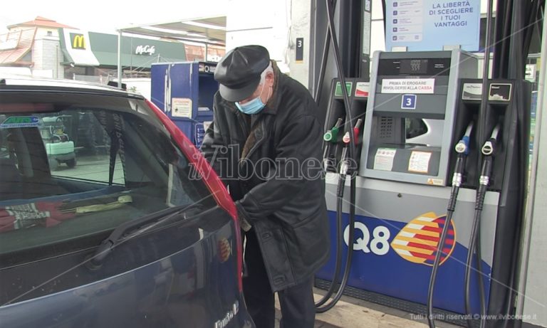 Caro gasolio, la stangata del nuovo anno fa imbufalire gli automobilisti – Video