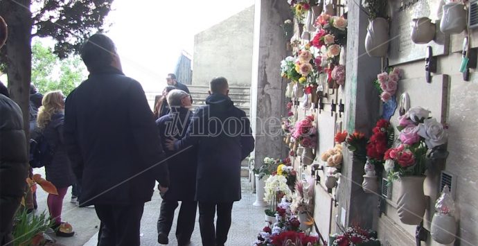 Libera commemora i migranti sepolti nel cimitero di Bivona – Video