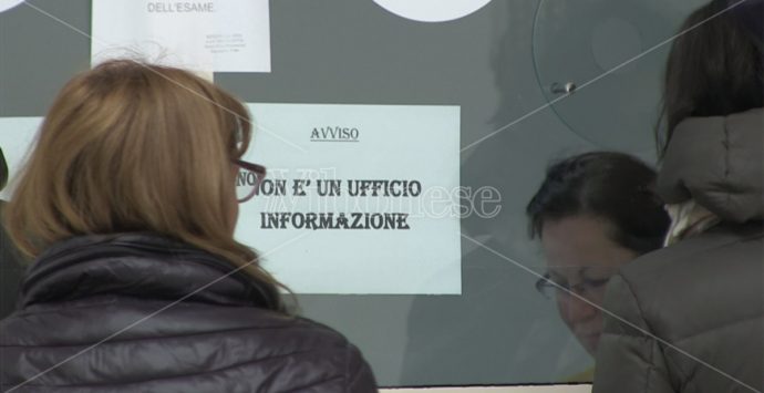 Vibo, caos e lunghe file a Moderata Durant: «Da un mese lottiamo per un nostro diritto» – Video