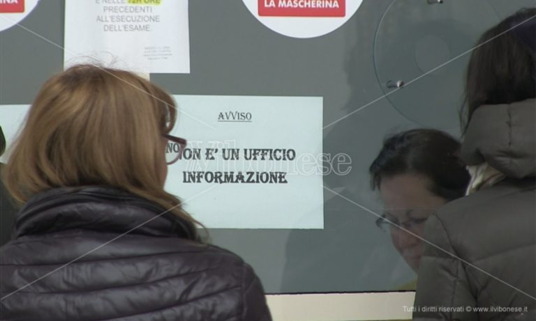 Vibo, caos e lunghe file a Moderata Durant: «Da un mese lottiamo per un nostro diritto» – Video