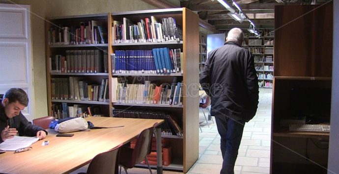 Sistema bibliotecario vibonese: gli incarichi contestati, il bonifico per il supermercato e i bilanci “fasulli”