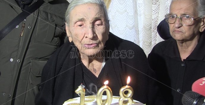 Spadola festeggia i 108 anni di Maria Rosa, il sindaco: «Venite a vivere qui»- Video