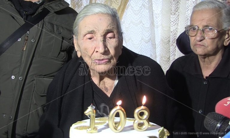 Spadola festeggia i 108 anni di Maria Rosa, il sindaco: «Venite a vivere qui»- Video