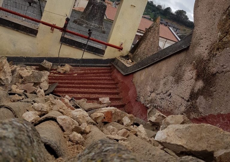 Dasà, fulmine colpisce la croce posta sulla facciata della chiesa della consolazione – Foto