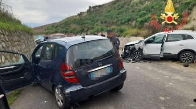Scontro frontale tra due auto nel Catanzarese, tre feriti