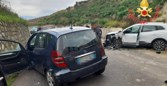 Scontro frontale tra due auto nel Catanzarese, tre feriti