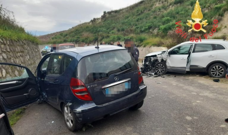 Scontro frontale tra due auto nel Catanzarese, tre feriti