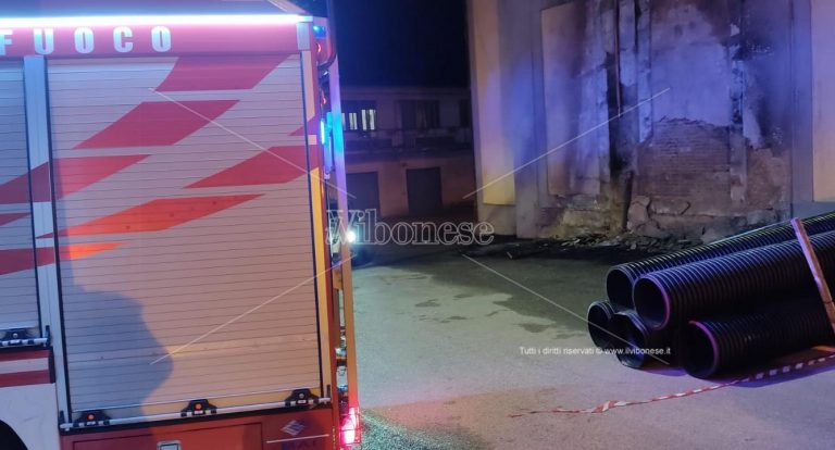 In fiamme a Mileto materiale edile a due passi da una chiesa, indagano i carabinieri