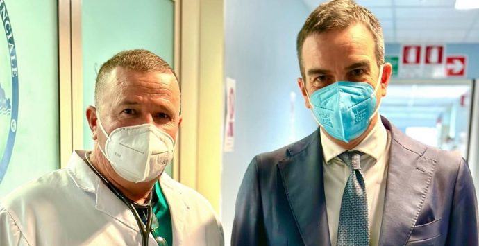 Medici cubani in servizio negli ospedali calabresi: visita a sorpresa di Occhiuto