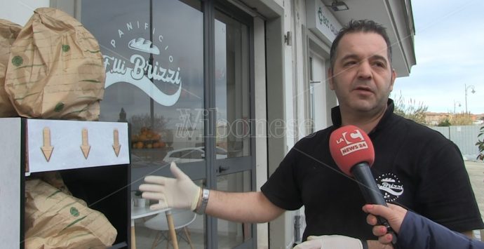 Pane invenduto in dono a chi è in difficoltà: l’iniziativa di un fornaio di Vibo Valentia – Video