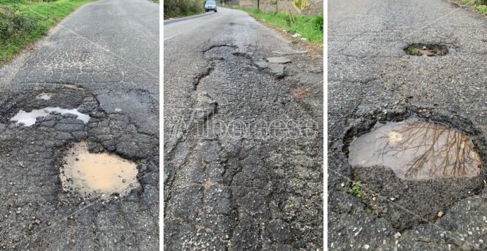 Strade colabrodo, sulla Sp 28 tra Comerconi e Preitoni buche come voragini: «Una vergogna»