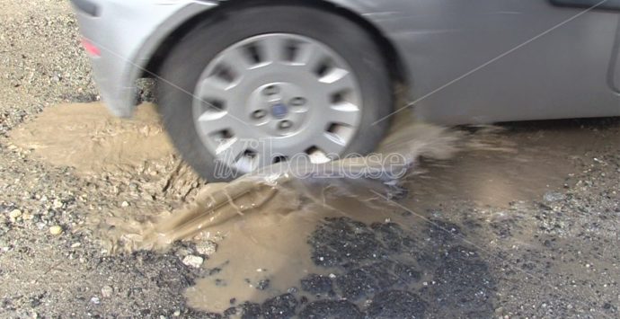 Buche a Vibo: il Comune corre ai ripari, «Lunedì partono i primi lavori di riparazione» – Video