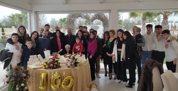 A Ionadi festa grande per il secolo di vita di nonna Maria Grazia