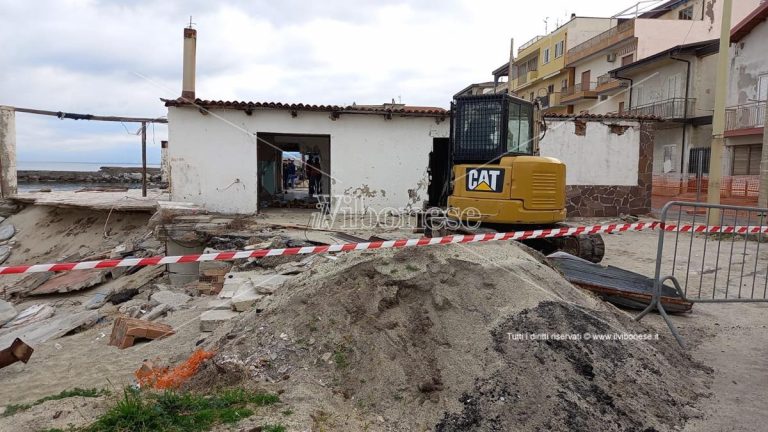 Chiosco Azzurro a Vibo Marina, al via le operazioni per la demolizione