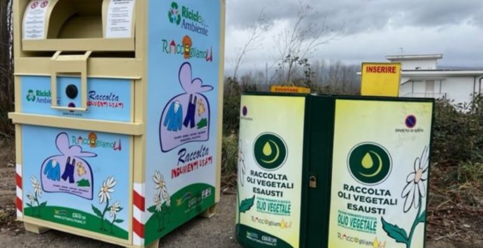 Jonadi, l’opposizione incalza il sindaco Signoretta sulla rimozione dei raccoglitori di scarpe e abiti usati