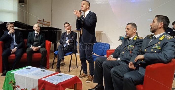 Gli uomini dello Stato incontrano i ragazzi dell’Istituto Vespucci – Video